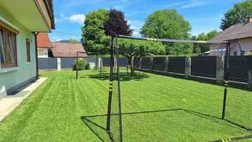 Weitläufiger Rasenbereich im Garten mit Fußballtoren, ideal für Spiel und Sport im Freien.