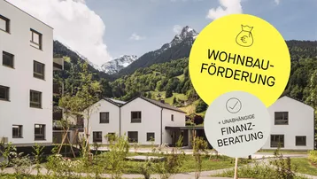Moderne Wohngebäude in einer grünen Berglandschaft mit Hinweisen zur Wohnbauförderung und Finanzberatung.