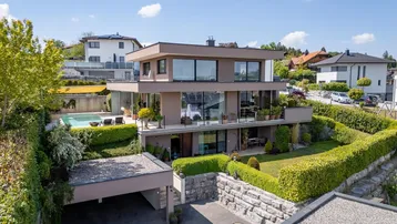 Moderne Villa mit Flachdach, großen Fensterfronten, Pool und integrierter Garage.