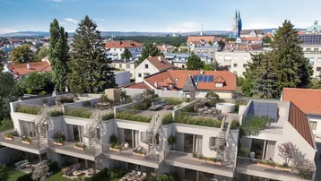 Moderne Wohnanlage mit mehreren Terrassen und Gärten, eingebettet in eine städtische Umgebung mit Fernblick.