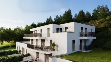 Moderne Wohnanlage mit mehreren Balkonen und Terrassen, eingebettet in eine grüne Hügellandschaft.