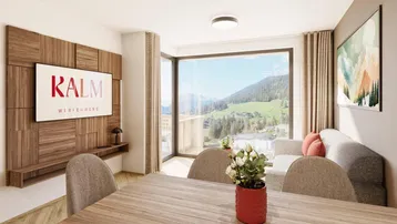 Heller Wohn- und Essbereich mit großen Fenstern und Panoramablick auf die grüne Berglandschaft.