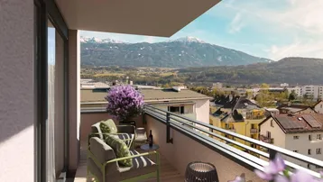 Heller Balkon mit Holzboden, Sitzgelegenheiten und atemberaubendem Bergblick am Tag.