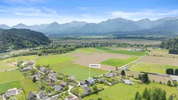 Luftaufnahme der Immobilie in ländlicher Umgebung mit weitem Blick auf die umliegende Berglandschaft.