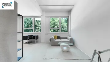 Helles Wohnzimmer mit großen Fenstern, Blick ins Grüne und modernem Sofa.