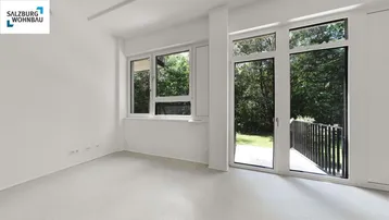 Heller Wohnraum mit großen Fenstern und Zugang zu einem französischen Balkon mit Blick ins Grüne.