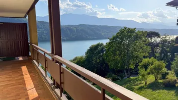 Geräumiger Balkon mit Terrakotta-Fliesenboden und atemberaubendem Blick auf den See und die Berge.