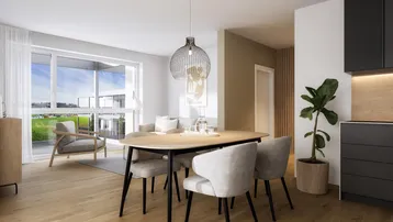 Moderner Essbereich mit Holztisch und Blick auf den Balkon und die grüne Umgebung.