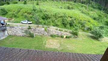 Weitläufiger Blick über grüne Hügel, Wald und eine ländliche Umgebung von der Immobilie aus.