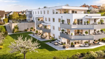 Modernes Mehrfamilienhaus mit großzügigen Balkonen, Terrassen und gepflegter Grünanlage in sonniger Lage.