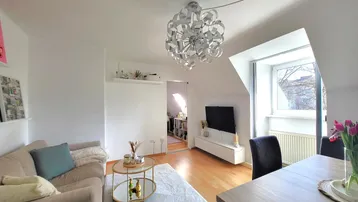 Gemütlicher Wohnbereich mit Sofa, Couchtisch und Blick auf den Essbereich.