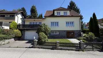 Gut gepflegtes Einfamilienhaus mit Garage, Vorgarten und Satteldach in sonniger Lage.