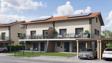 Moderne Reihenhäuser mit hellen Fassaden, Balkonen, Carports und Photovoltaikanlagen auf den Dächern.