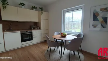 Moderne Einbauküche mit hellen Schränken, Holzakzenten und einem Essbereich am Fenster.