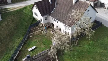 Luftaufnahme des Hauses mit großem Gartenbereich und umliegender Landschaft.