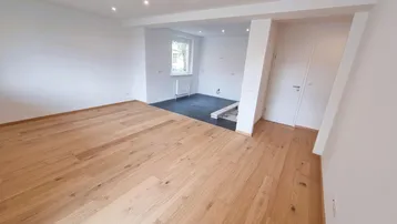 Expose Kernsanierte, helle Dreizimmerwohnung mit großer Loggia und großem Keller!