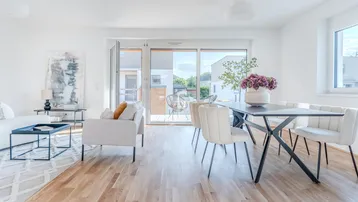Helles Wohn- und Esszimmer mit Holzboden, Zugang zur Terrasse und moderner Einrichtung.