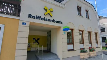 Gebäudeansicht der Raiffeisenbank mit barrierefreiem Zugang und gepflegter Fassade.