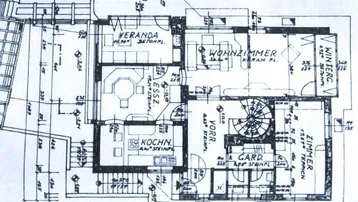 Grundriss des Erdgeschosses zeigt Wohnzimmer, Küche, Essbereich, Veranda und Wintergarten mit Kamin.