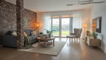 Gemütliches Wohnzimmer mit Holzboden, Ziegelwandakzent und Zugang zum Garten.