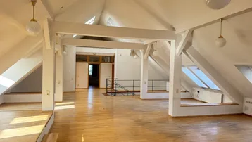 Geräumiger Dachbodenbereich mit Holzbalken und Dachfenstern, bereit für den Ausbau.