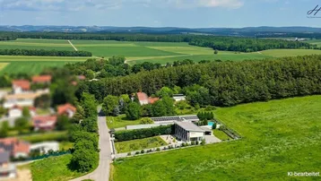 Luftaufnahme des Anwesens mit Photovoltaikanlage, umgeben von Feldern und Wäldern.