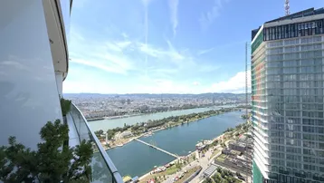 Panoramablick von einem Balkon auf die Stadt, den Fluss und die umliegende moderne Architektur.
