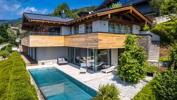 Luxuriöse Villa in den Bergen mit Infinity-Pool, großzügiger Terrasse und atemberaubendem Blick auf die Landschaft.