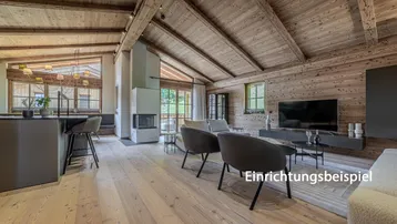 Geräumiger offener Wohnbereich mit Holzbalkendecke, Kamin und moderner Einrichtung.