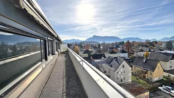 Langer Balkon mit Panoramablick auf die Berge und die umliegende Wohngegend.