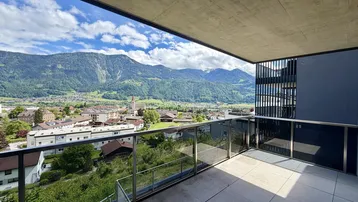 Geräumiger Balkon mit atemberaubendem Panoramablick auf die Berge und die umliegende Stadt.