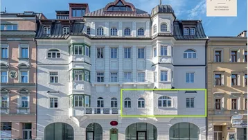 Elegantes historisches Stadthaus mit klassischer Fassade und großen Fenstern, umgeben von städtischer Architektur.