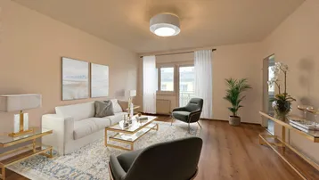 Helles Wohnzimmer mit modernem Dekor, Holzboden und bequemen Sitzgelegenheiten am Fenster.