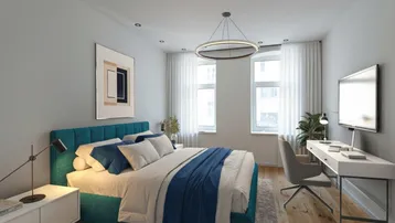 Helles Schlafzimmer mit modernem Bett, Schreibtisch und Holzboden, ausgestattet mit großen Fenstern.
