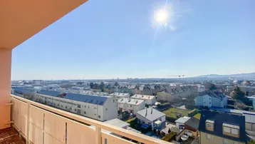 Sonnige Loggia mit weitem Blick über die Stadt und die umliegende Landschaft.