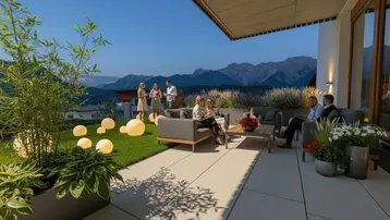 Geräumige Terrasse mit modernen Sitzgelegenheiten, dekorativer Beleuchtung und atemberaubendem Bergblick.