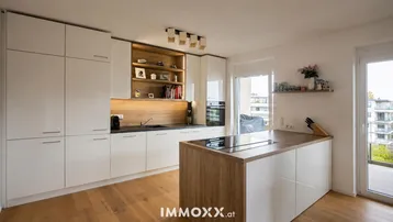 Moderne Küche mit weißen Hochglanzfronten, Holzakzenten, Kochinsel und Zugang zum Balkon.