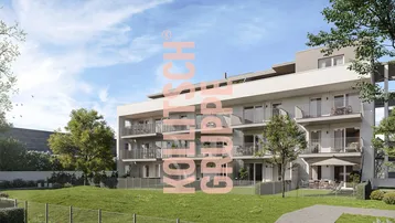 Moderne Wohnanlage mit Balkonen und Terrassen, umgeben von einer grünen Gartenlandschaft.