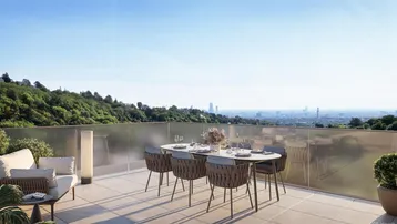 Geräumige Dachterrasse mit Essbereich und Lounge-Möbeln, die einen weiten Blick über die Stadt bietet.