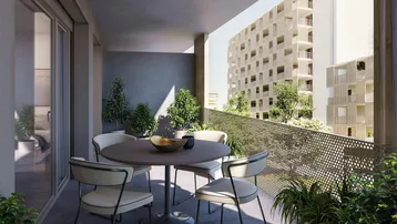 Geräumiger Balkon mit Sitzgelegenheiten und Blick auf die umliegenden Gebäude.