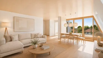 Heller offener Wohn-Essbereich mit Holzboden, großen Fenstern und Zugang zum Balkon.