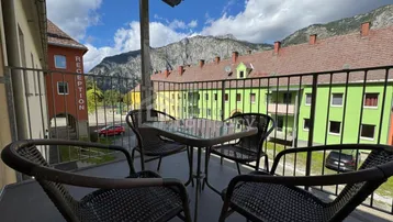 Balkon mit Sitzgelegenheiten und beeindruckendem Bergblick auf die umliegende Landschaft.