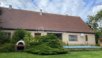 Ländliches Haus mit großem Garten, Rasenfläche, Pizzaofen und einem kleinen Pool.