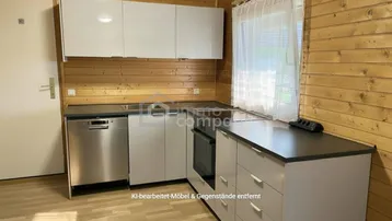 Moderne Küche mit weißen Hochglanzschränken und integrierten Geräten, umgeben von Holzvertäfelung.