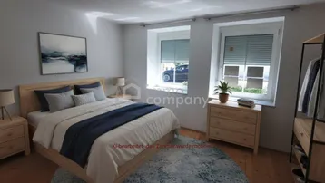Helles Schlafzimmer mit Holzbett, Nachttischen und einem offenen Kleiderschrank.