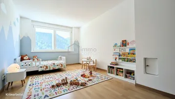 Kinderzimmer mit Holzboden, spielerischer Wandgestaltung und Blick auf die Berge.