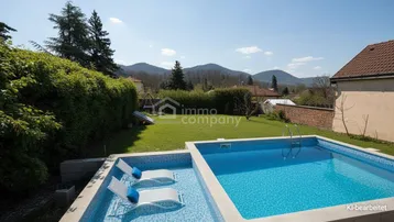 Gepflegter Gartenbereich mit Swimmingpool, Liegestühlen und weitem Blick auf die Berge.
