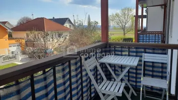 Balkon mit Sitzgelegenheiten und weitem Blick über die Dächer und ins Grüne.
