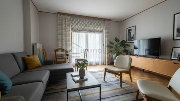 Helles Wohnzimmer mit modernem Sofa, Couchtisch und TV-Möbel, ideal zum Entspannen.