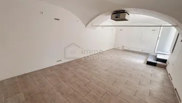Geräumiger Innenraum mit Gewölbedecke und Fliesenboden, bereit für individuelle Gestaltung.